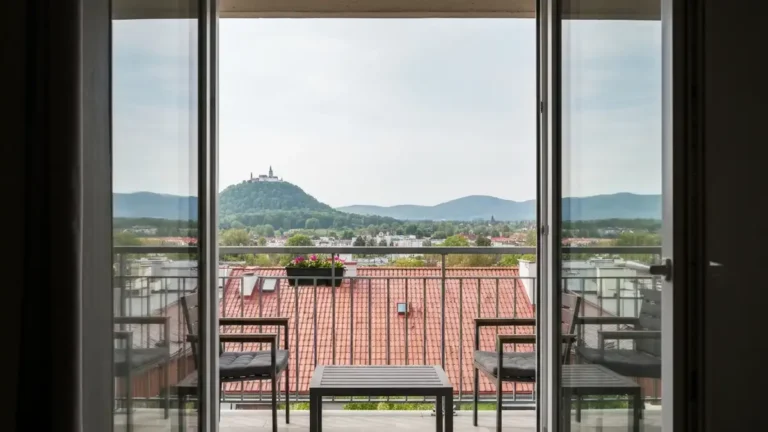 Balkon apartamentu z widokiem na Kielce, Karczowke i pasma Gor Swietokrzyskich