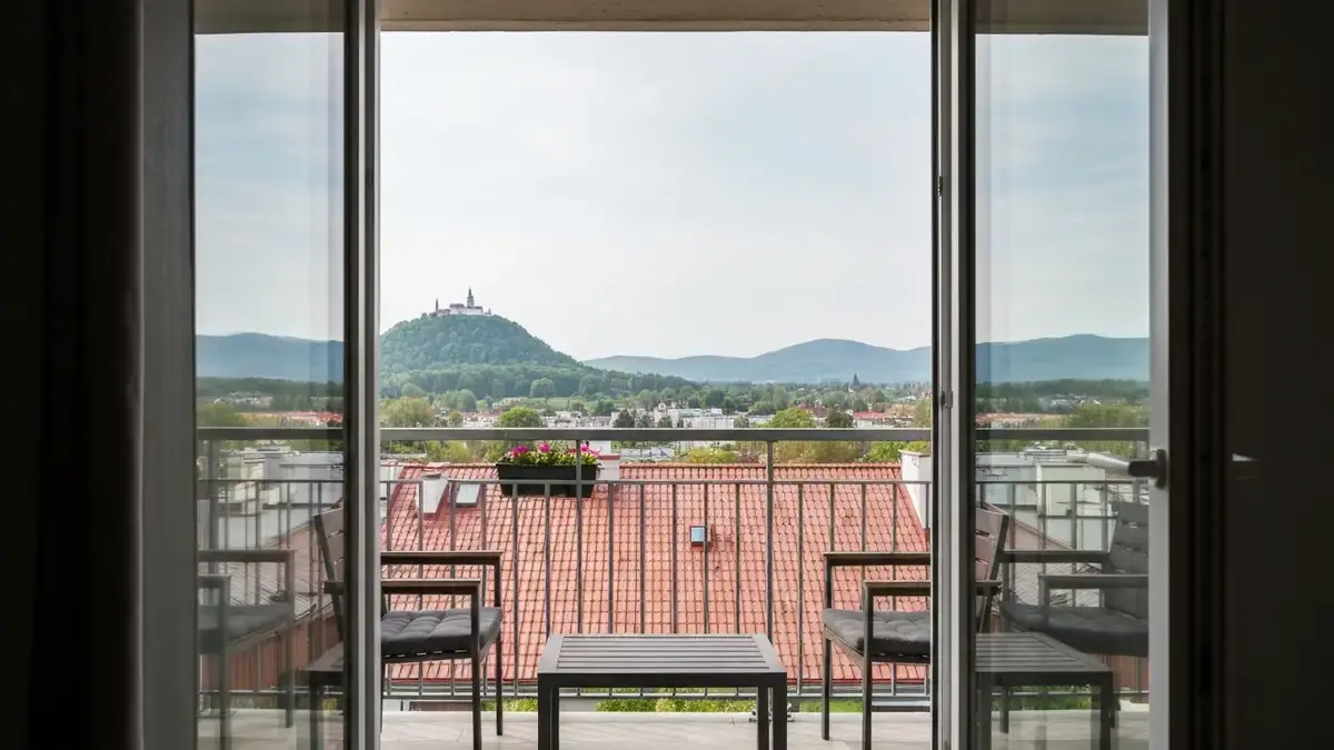 Balkon apartamentu z widokiem na Kielce, Karczowke i pasma Gor Swietokrzyskich