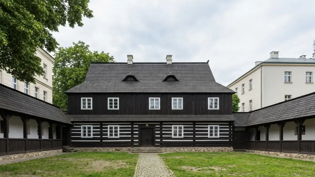 Drewniany Dworek Laszczykow w centrum Kielc w porannym swietle
