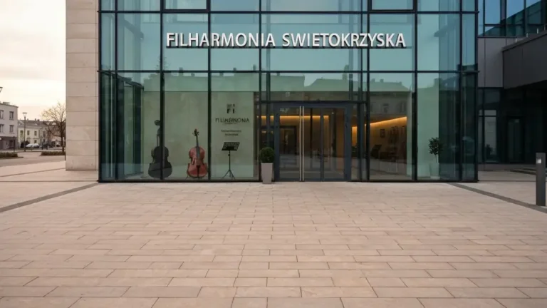 Siedziba Filharmonii Świętokrzyskiej w Kielcach przy miejskiej ulicy - jasna fasada i muzyczny detal