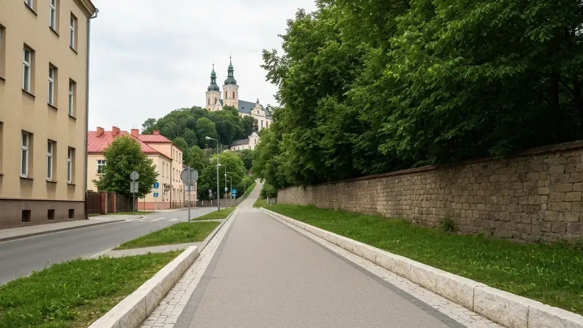 Ścieżka z centrum Kielc w stronę klasztoru na Karczówce wśród zieleni